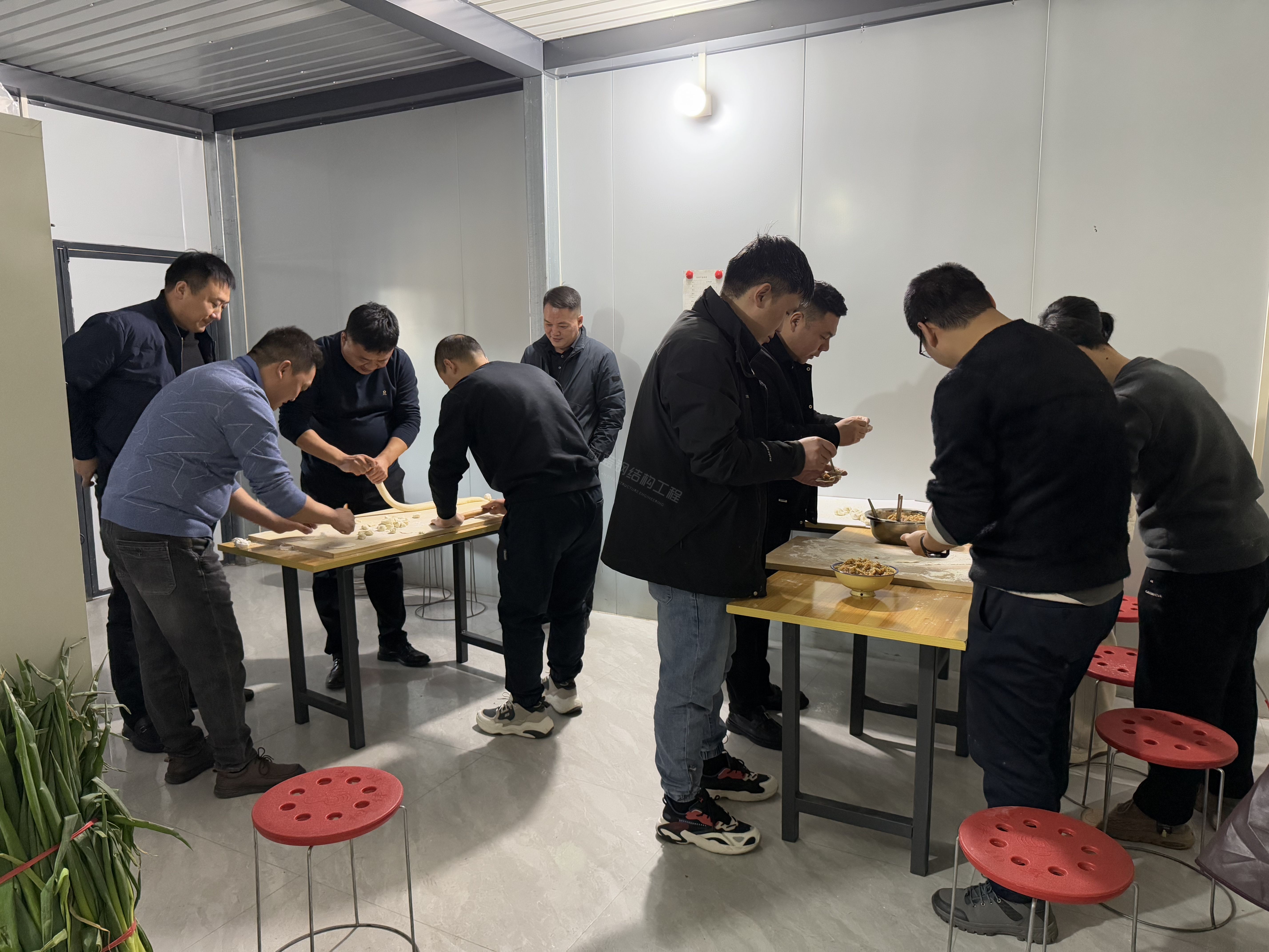 共包饺子庆冬至，凝聚力量展温情