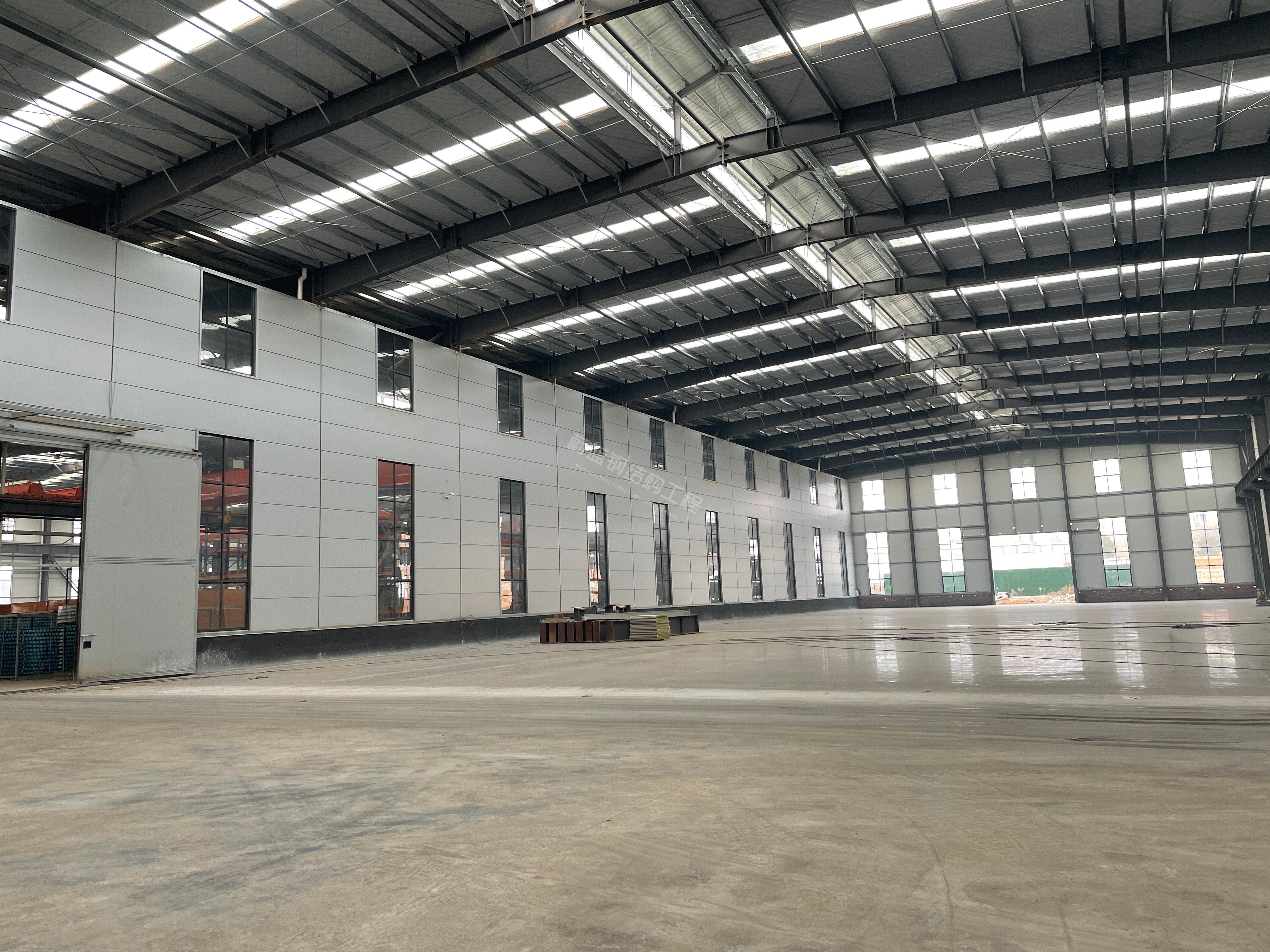 钢结构工业厂房施工现场常见问题：钢结构构件变形如何校正与预防？