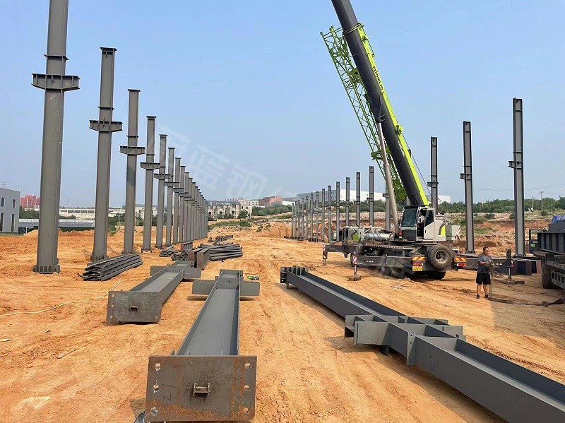 钢结构工业厂房施工现场常见问题：钢结构构件变形如何校正与预防？