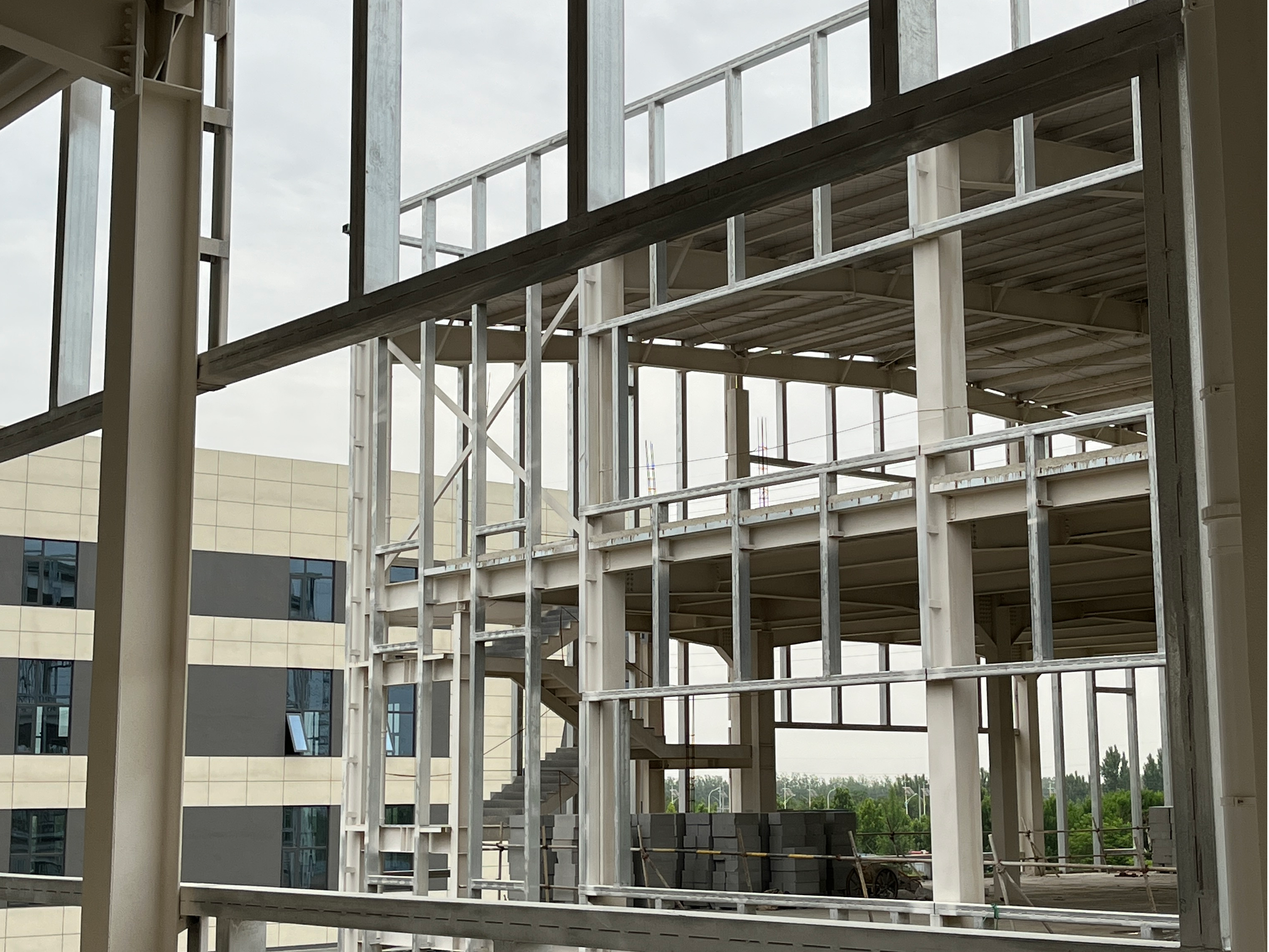 建设2000平<i style='color:red'>钢结构厂房造价</i>不超预算的三个细节